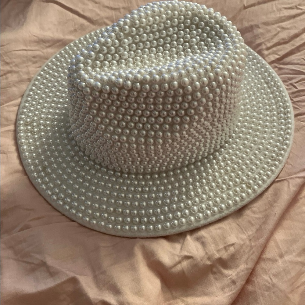Women’s white/off white pearl hat.